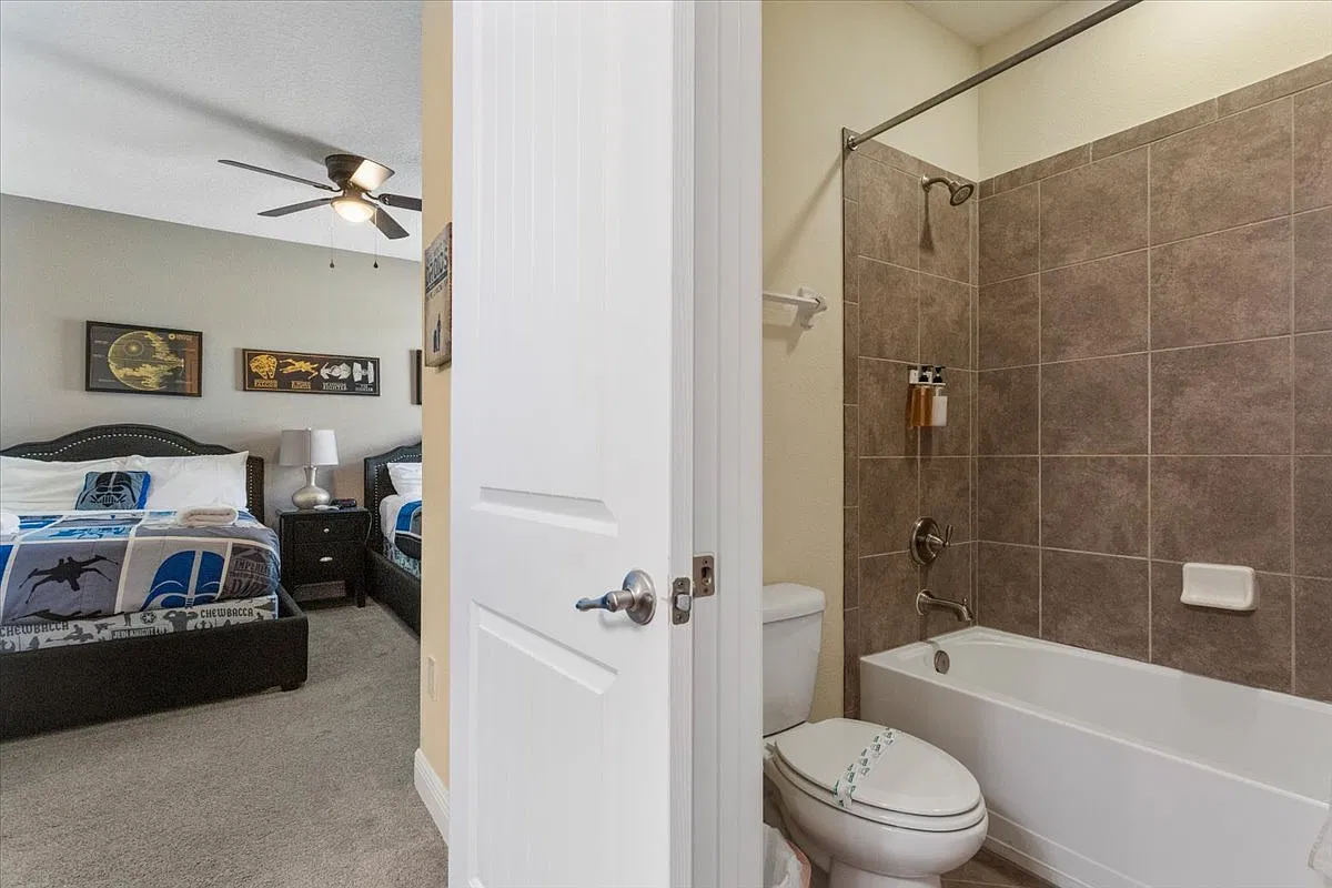 8 bed, 3401 sqft, $4,700 — Photo 3