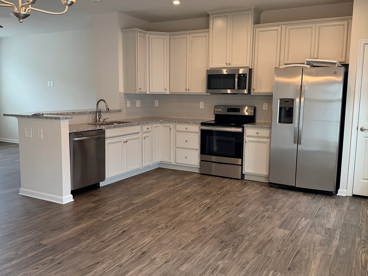 3 bed, 1408 sqft, $2,000 — Photo 3
