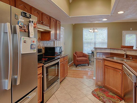 3rd image of 6705 Creekhead Dr