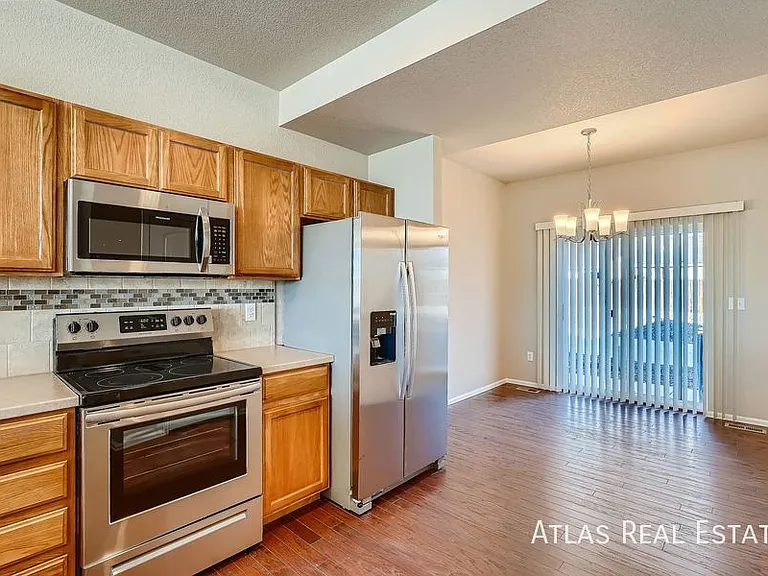 710 Finch Dr — Photo 2
