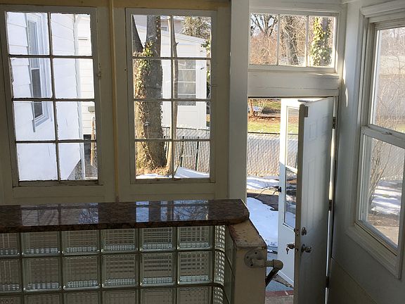 4th image of 391 Tremont Ave