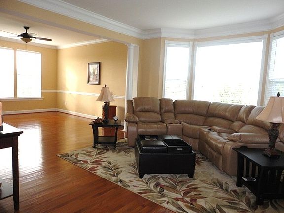 Living/Dining Rooms - Hardwood & Crown Molding