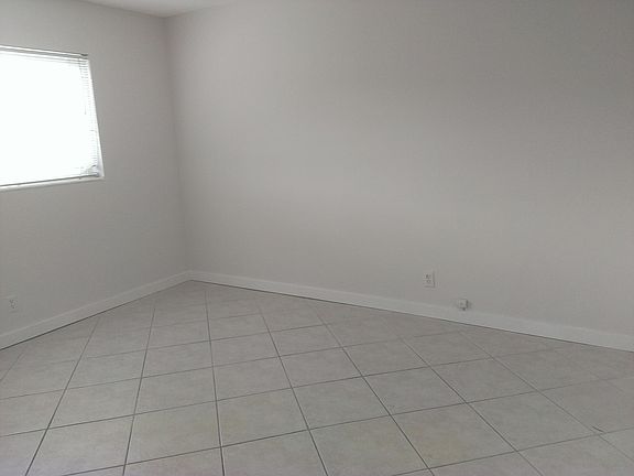 2nd image of 1000 SE 15th St APT 202