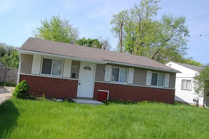 1297 Coe Dr photo 1