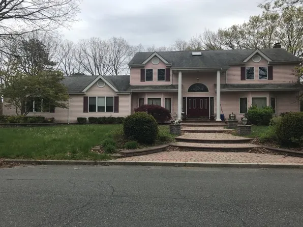 2 Hancock St, Port Jefferson Station, NY 11776