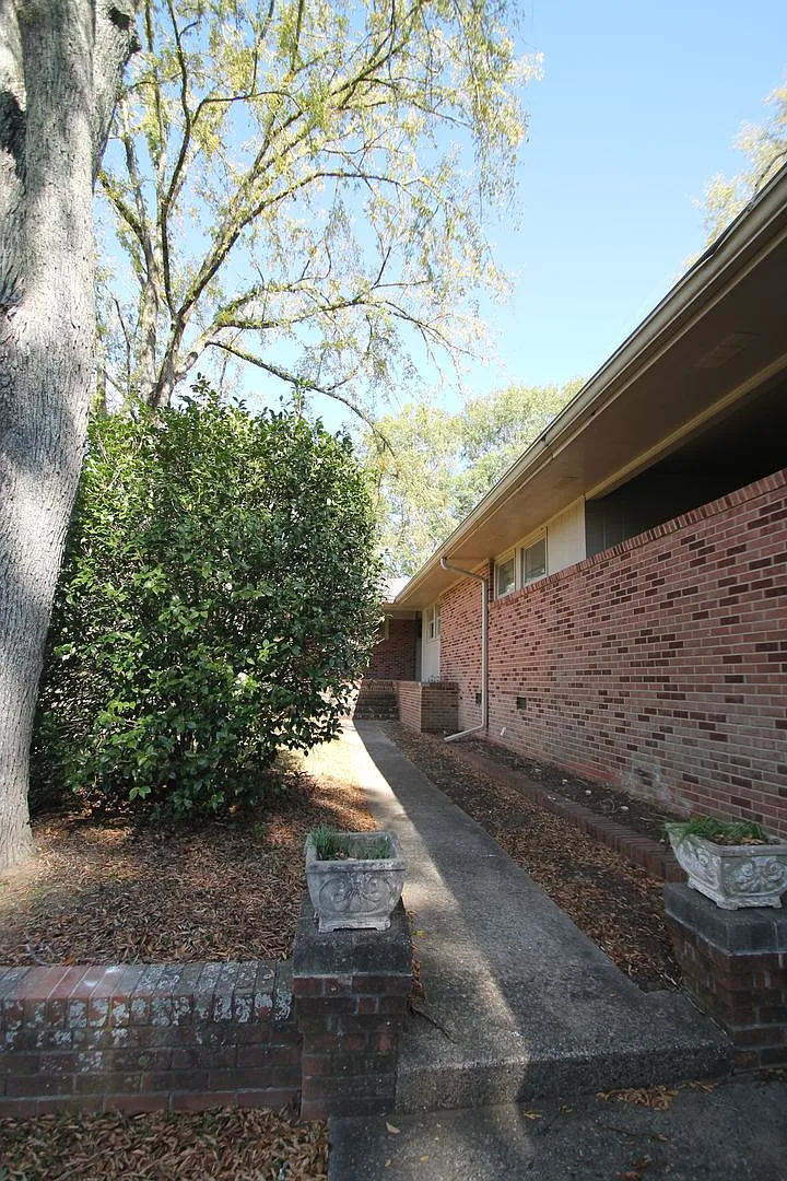 Building Photo - 401 Lakeside Dr