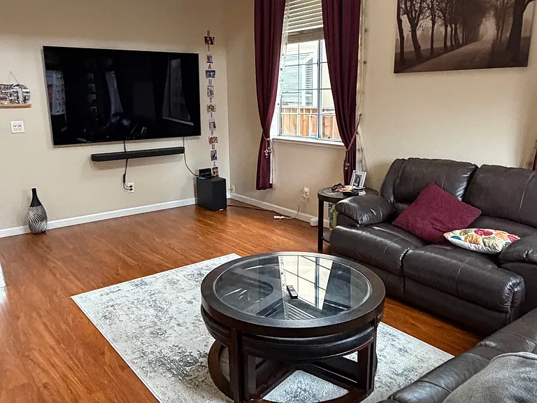 Living room, vaulted ceiling