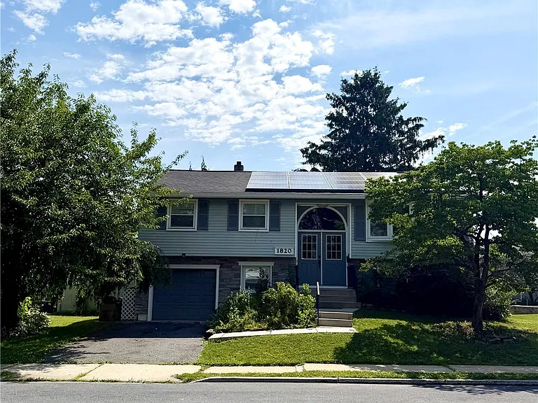 1820 Sherwood St — Photo 1