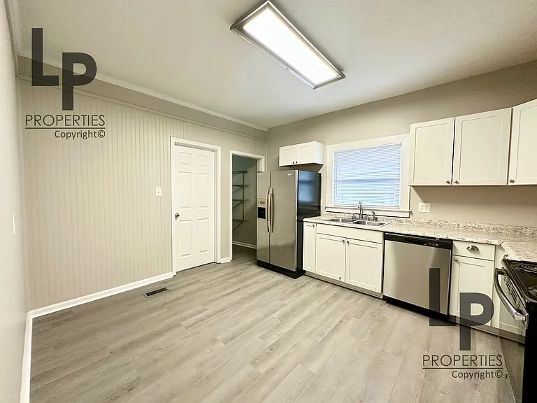 211 E 6th St — Photo 6