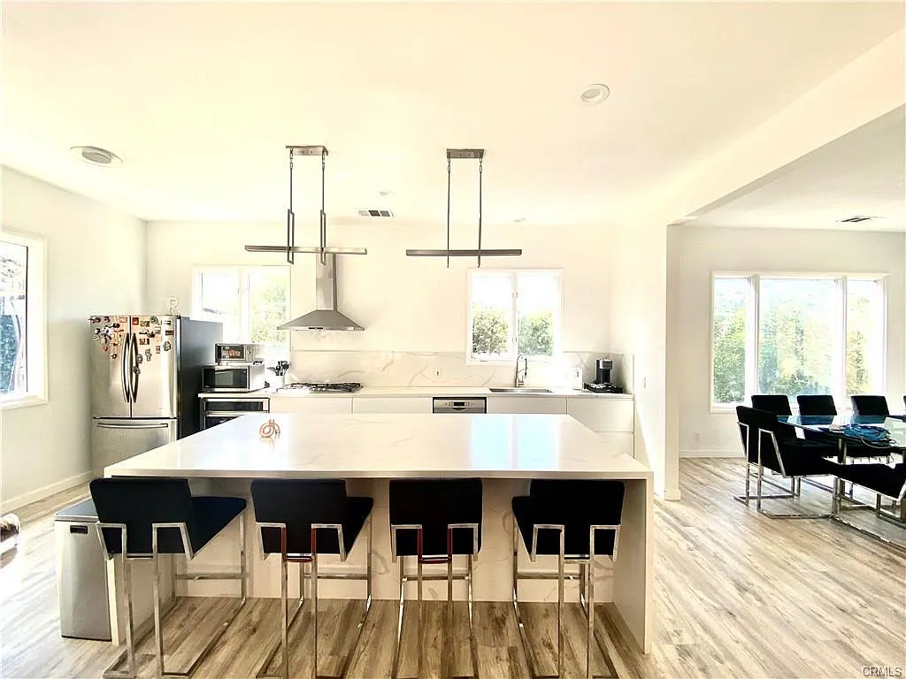 5 bed, 4.5 bath, 4568 sqft, $9,500 — Photo 4
