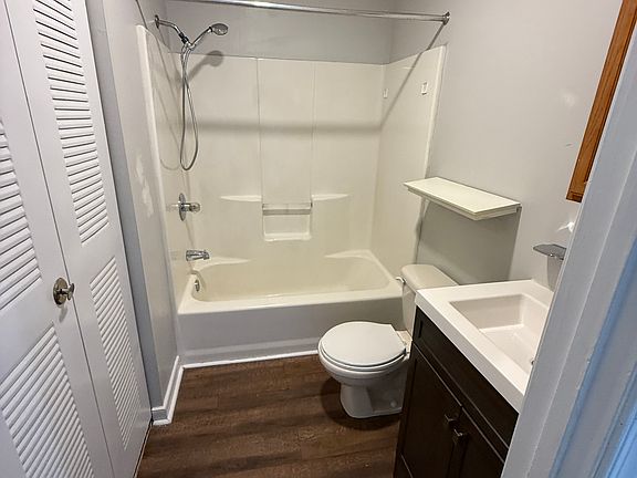 Nice bath with tub/shower