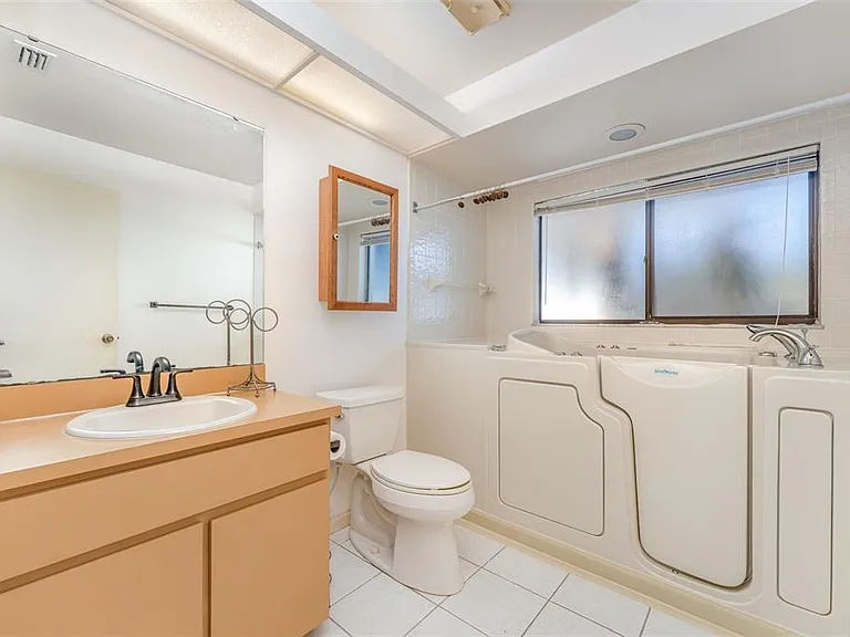4240 Creekwood Ln — Photo 4