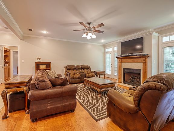 5th image of 405 W Stanfill St