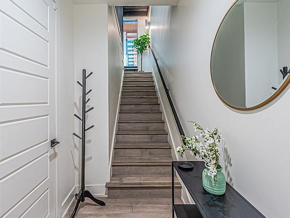 4th image of 422 W 9th St #103