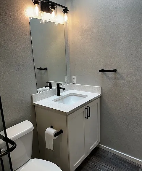 Master Bedroom En Suite Bathroom
with Skylight
1 3/4 Bathroom