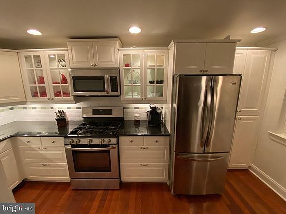 4th image of 2428 Stoneybrook Ln