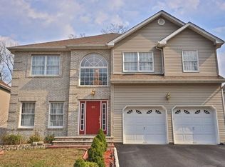 95 Seasons Glen Dr, Morris Plains, NJ 07950