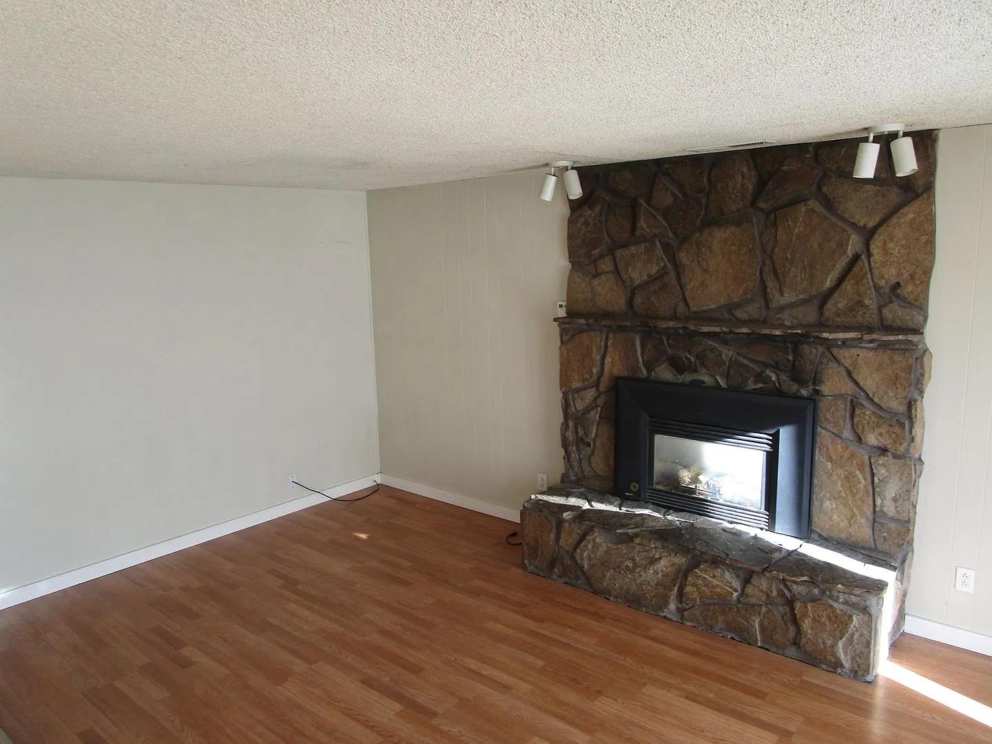 3 Bedroom, 1 Bathroom House with Fenced Yard - Available Soon! — Photo 3