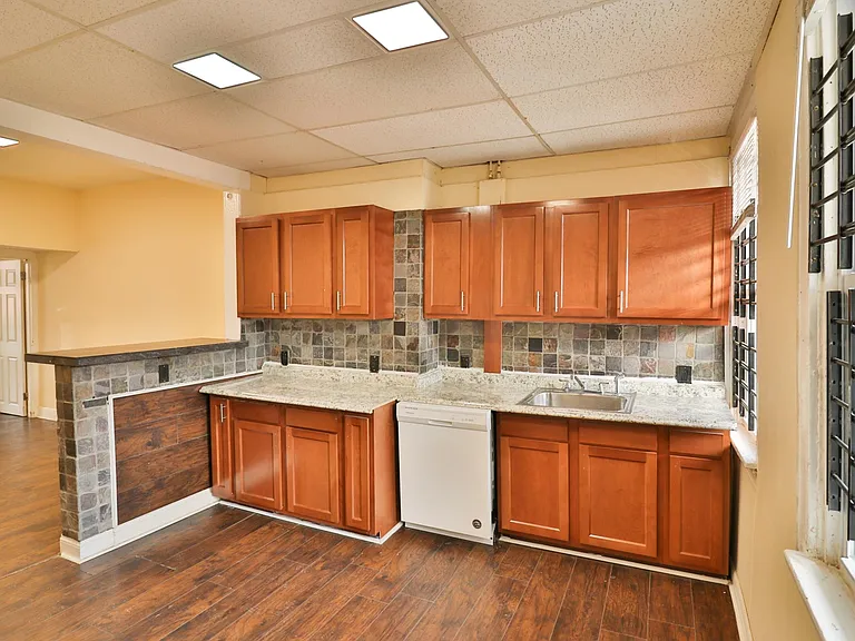 1303 James St — Photo 32
