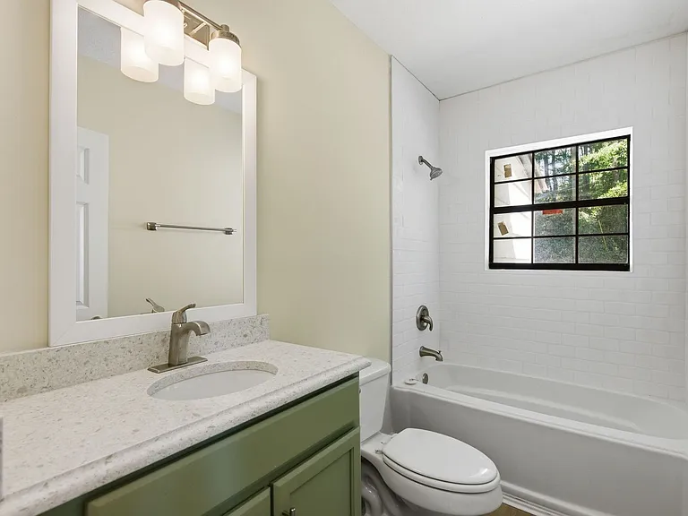 116 Chester Ave — Photo 7