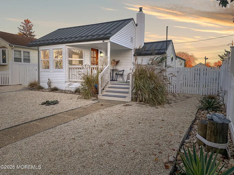 A110 Curtis Pl — Photo 32