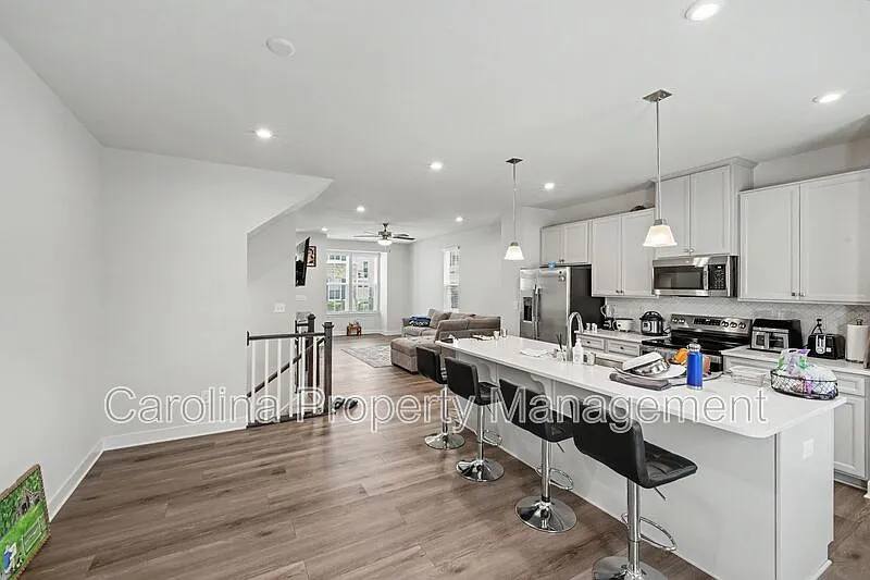 3 bed, 2.5 bath, 1742 sqft, $2,300 — Photo 3