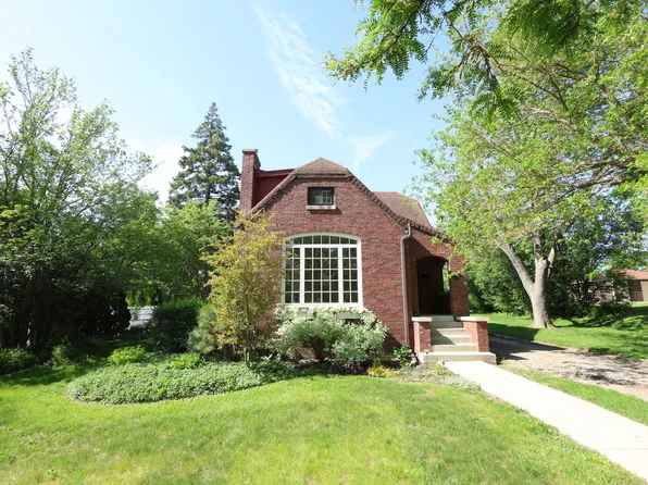 19 W Hattendorf Ave, Roselle, IL 60172