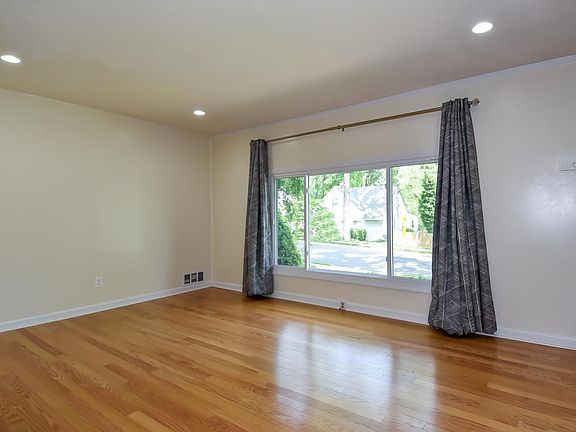 4th image of 5902 Crawford Dr