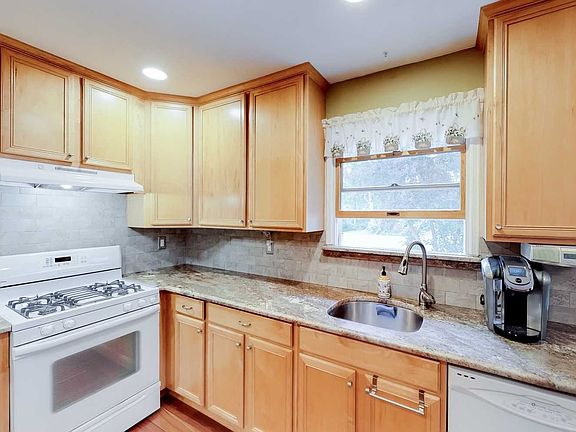 3rd image of 208 Smith Ave