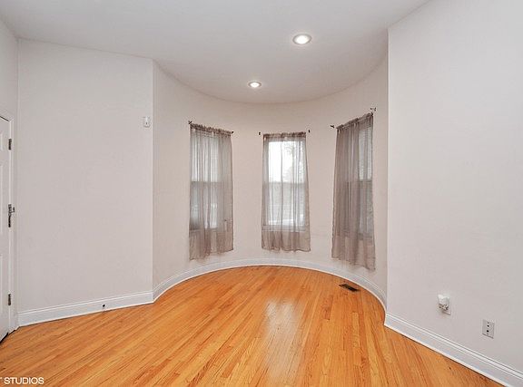 3rd image of 5720 S King Dr #1