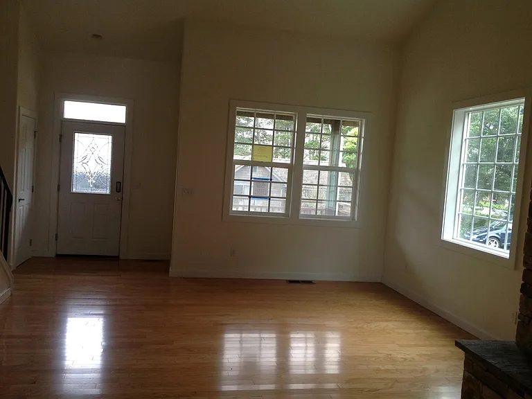 1240 Queen St — Photo 3