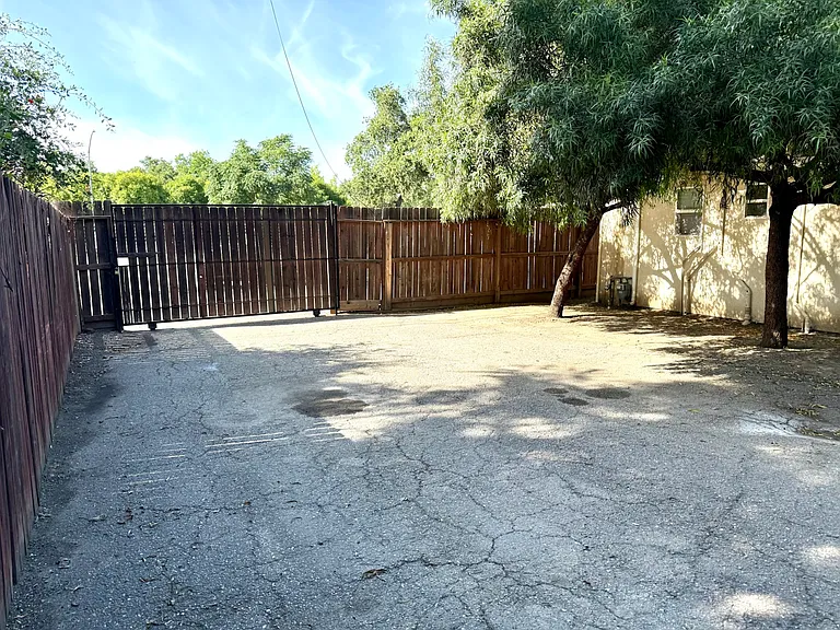2133 E Washington St — Photo 24
