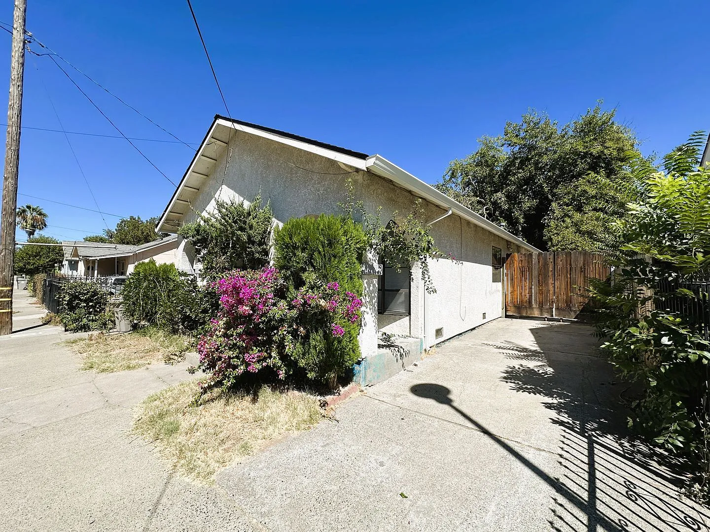 Charming 3-Bedroom Home with Spacious Yard — Photo 2