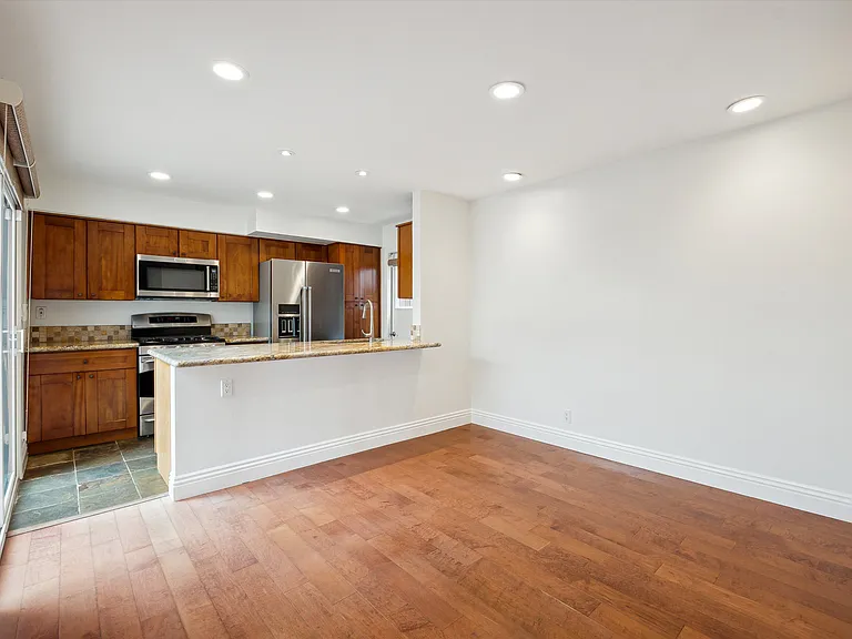 215 Walnut St — Photo 5
