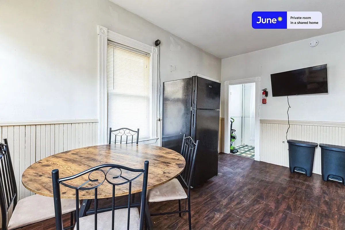 Queen bedroom in 5 bed/1.5 bath home in Harvard Square #1809 C — Photo 4