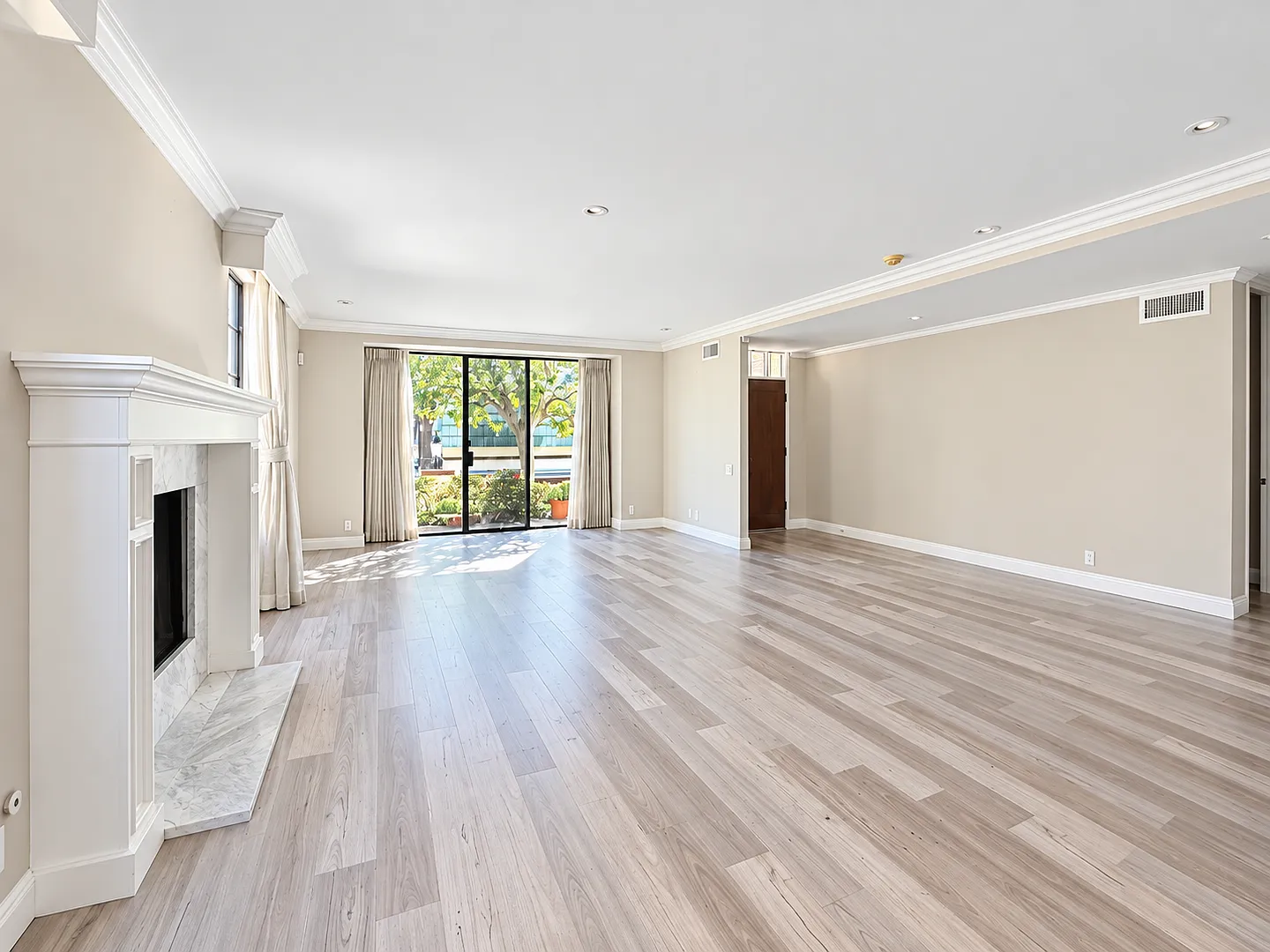 Luxury Living on Prestigious South Orange Grove Boulevard — Photo 4