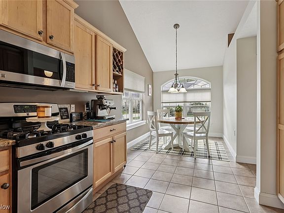5th image of 807 Willow Creek Dr