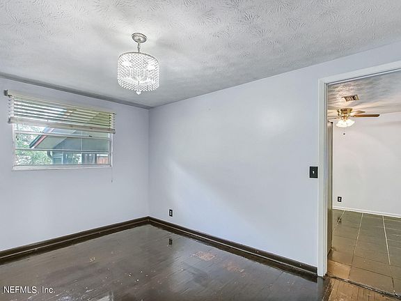 5th image of 2303 COURTNEY Drive