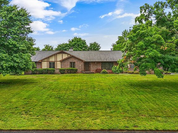 2nd image of 944 S Briarcliff Cir