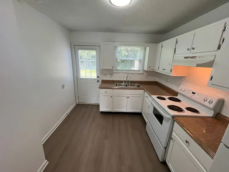 708 Riviera Dr — Photo 3
