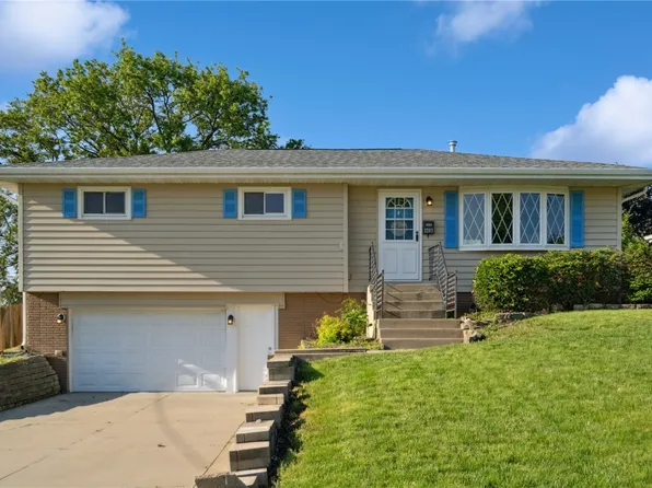 1209 Raney St, Hiawatha, IA 52233