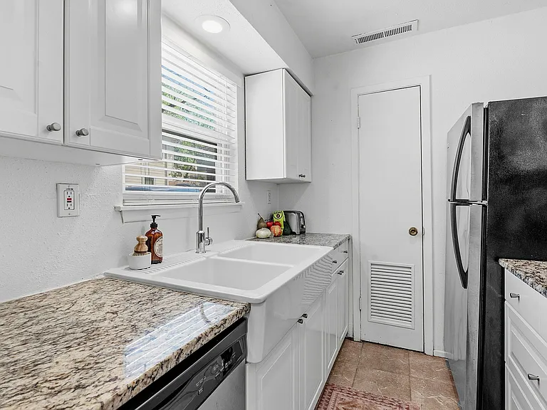 1106 W 22nd St #2 — Photo 10