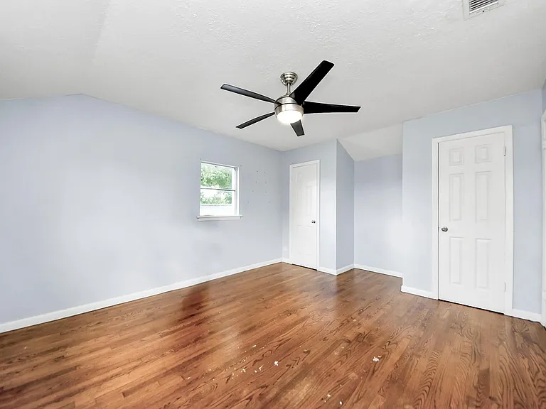 2513 Leslie St — Photo 8