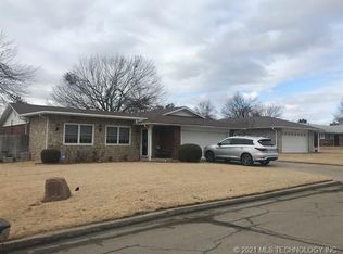921 Holmes Ave, Cushing, OK 74023