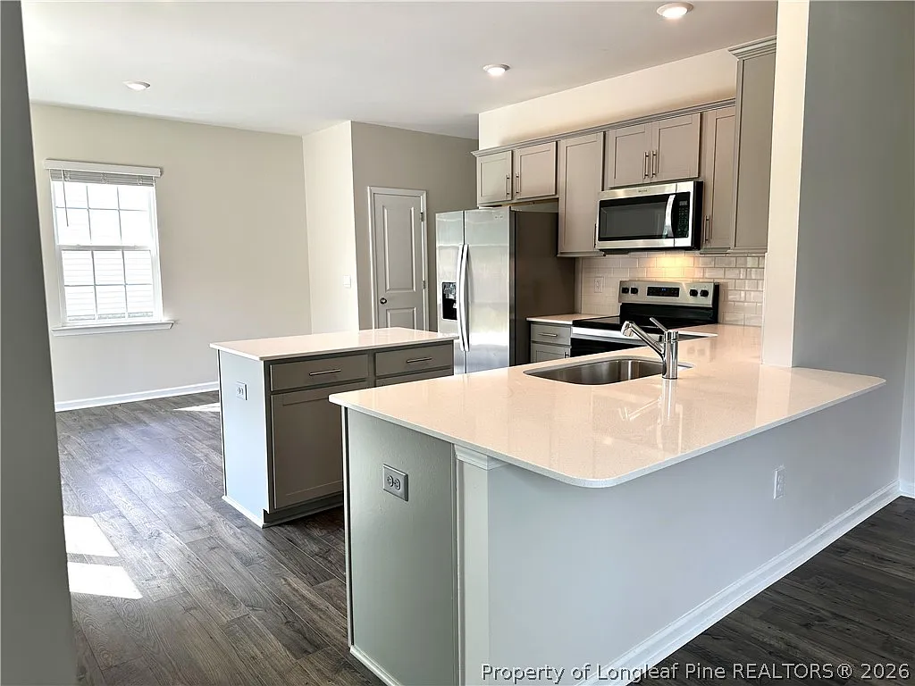 4 bed, 2.5 bath, 2852 sqft, $2,500 — Photo 4