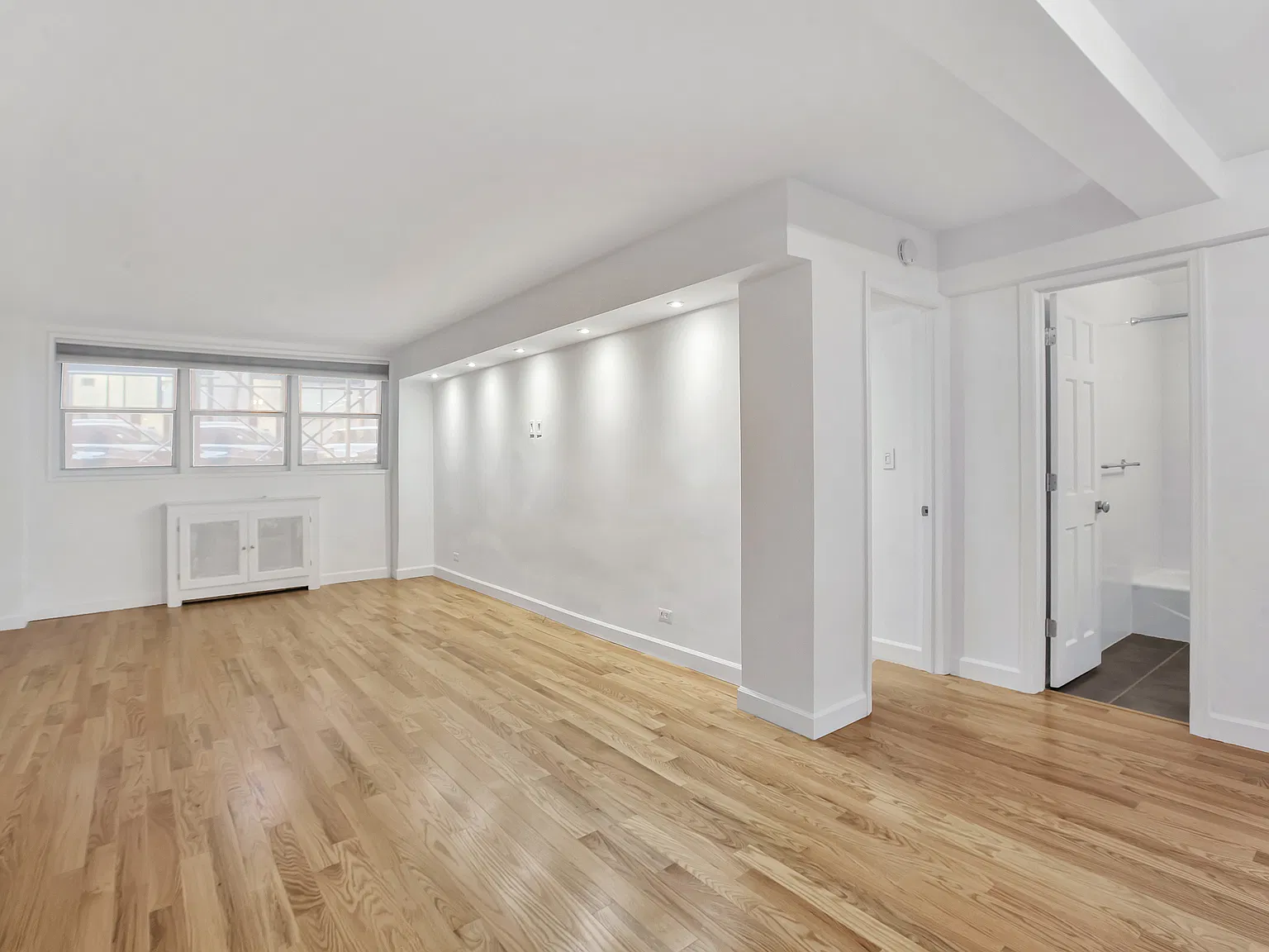 321 East 45th Street — Photo 2