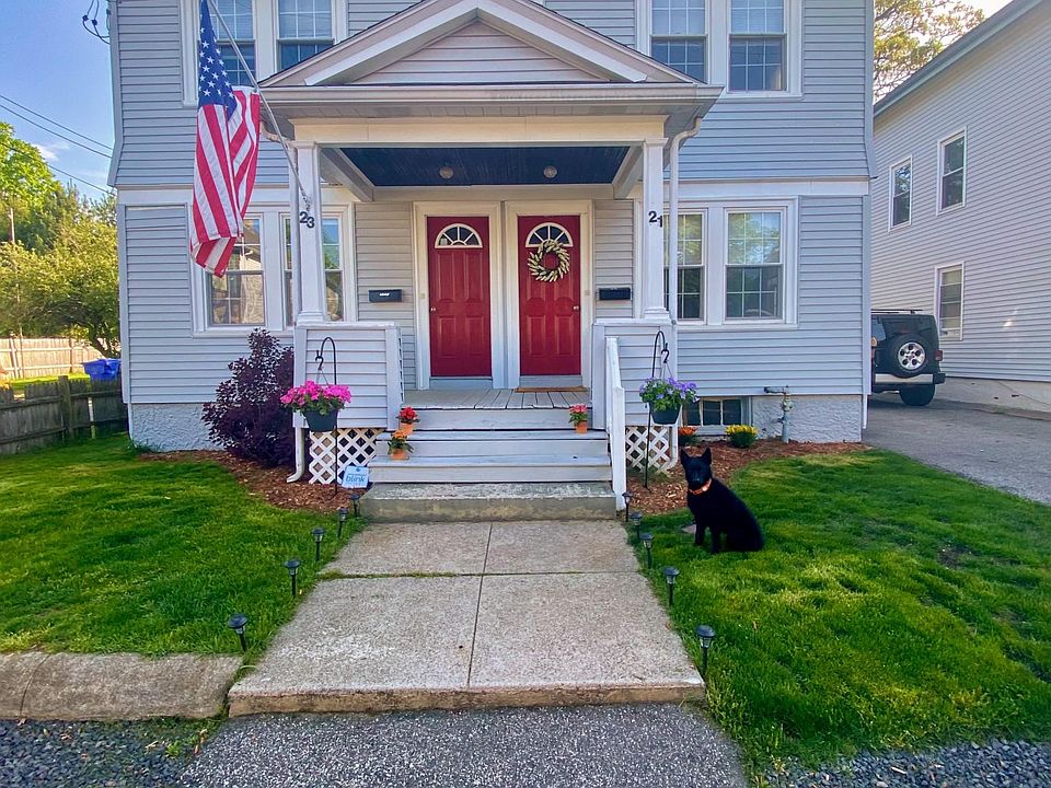 Front of house entrance for 21 on the right.