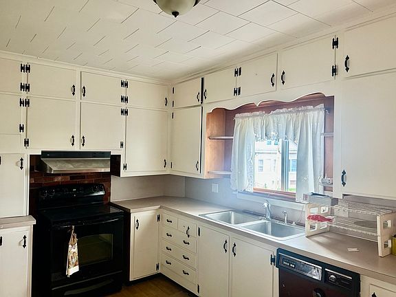 2nd image of 556 Brayton Ave