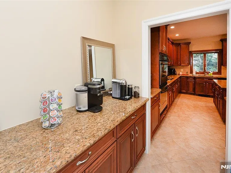 1056 Edgewood Ln — Photo 15