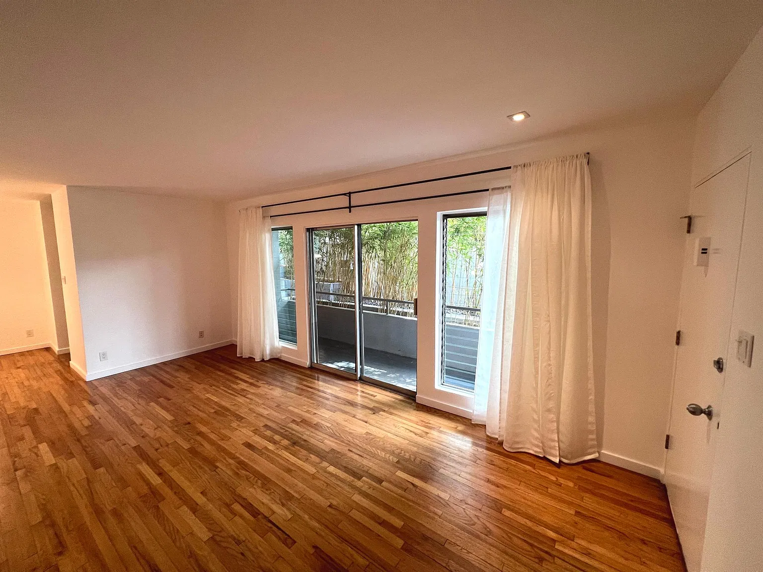 2 bed, 950 sqft, $3,975 — Photo 2